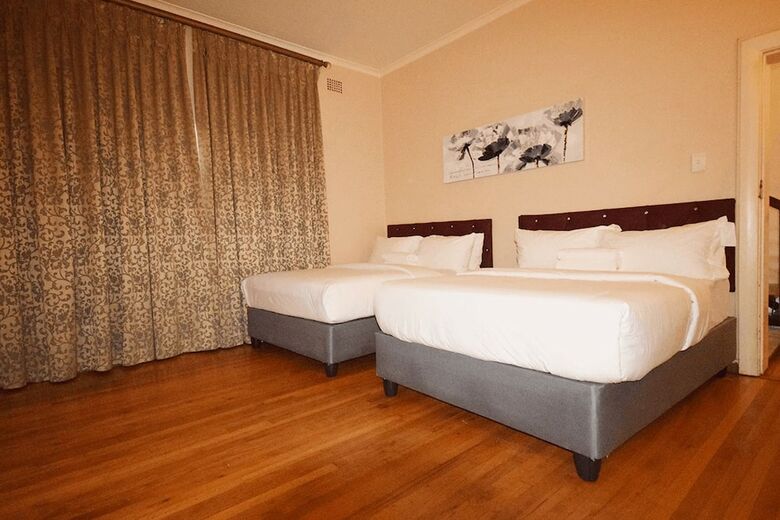Hotel Lacasa Bellville Guesthouse