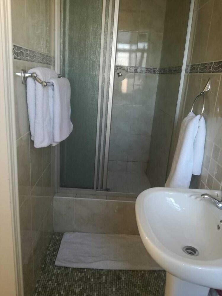 Hotel Lacasa Bellville Guesthouse