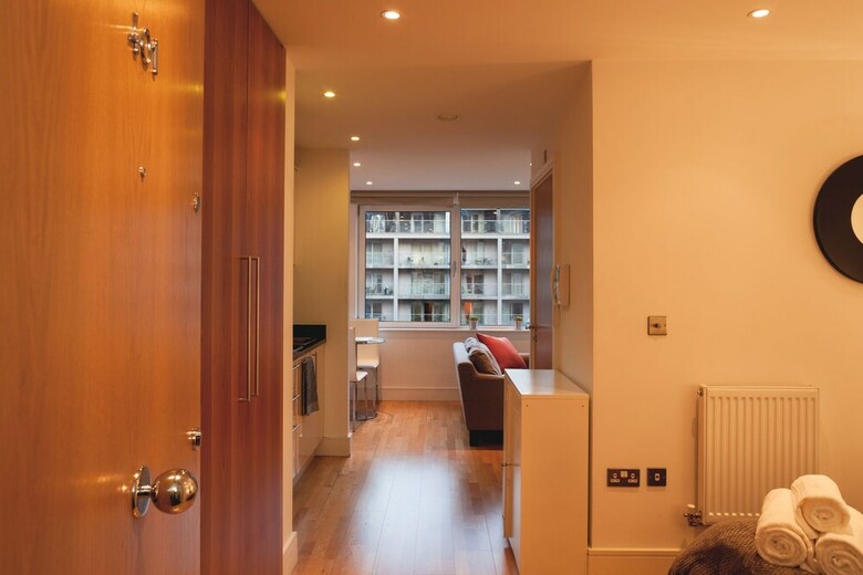 Crossharbour Apartment