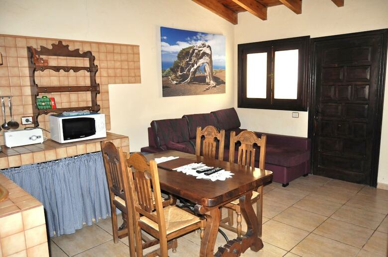 Aparthotel Finca Tom�s Y Puri