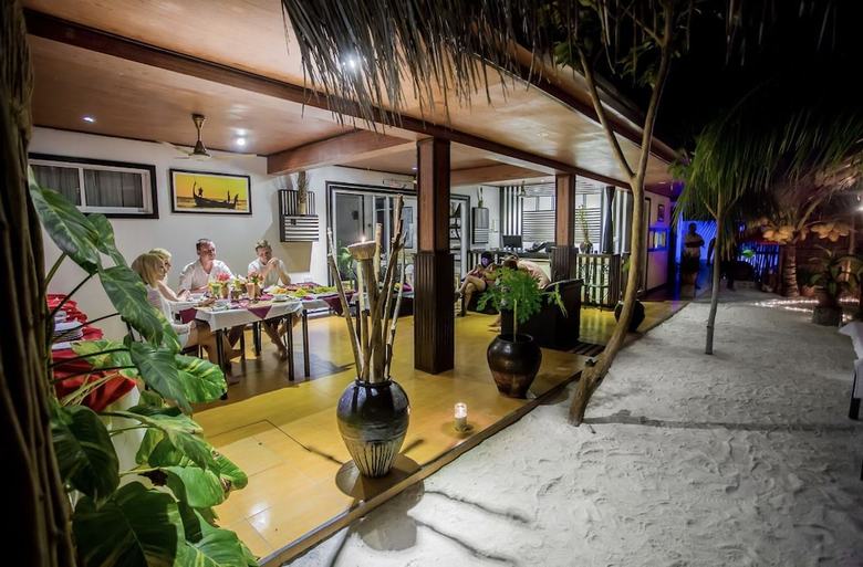 Hotel Equator Beachinn