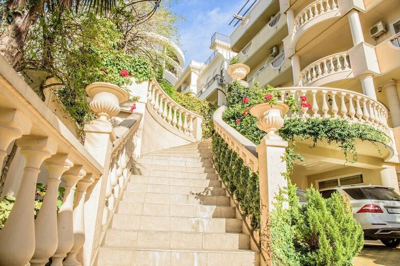 Hotel Grace Nairi