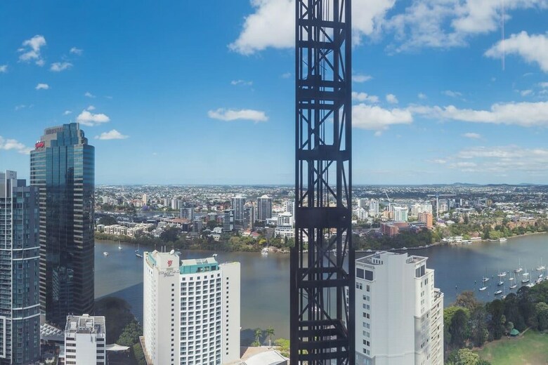 Sky High 2 Bedroom Apartment In Central Brisbane
