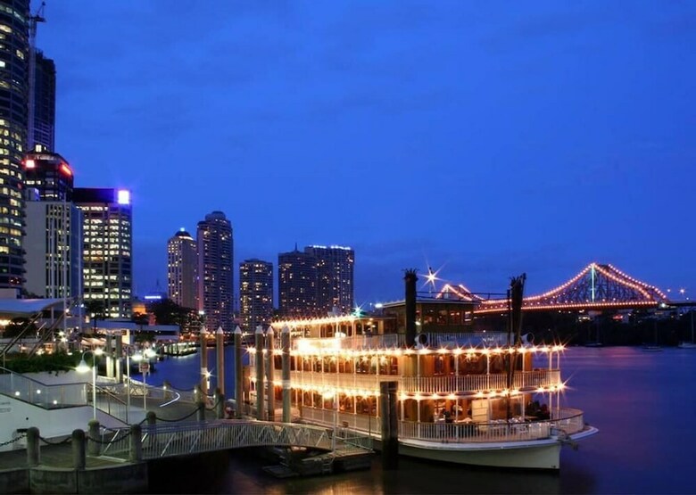 Sky High 2 Bedroom Apartment In Central Brisbane