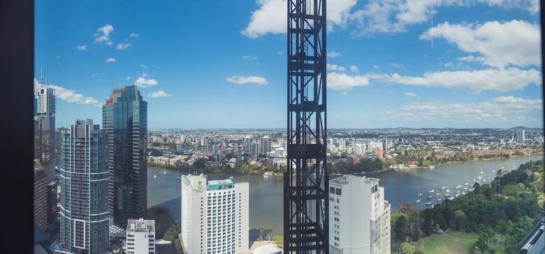 Sky High 2 Bedroom Apartment In Central Brisbane