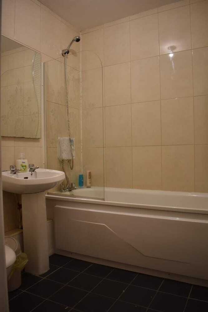 Bright 2 Bedroom Apartment With Balcony In City Centre