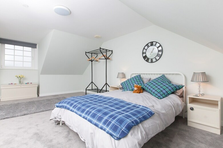 Apartamentos Comfortable 3 Bedroom Top Floor Flat In Old Town