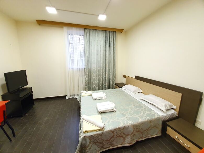 Hostal Doss Hotel And Hostel
