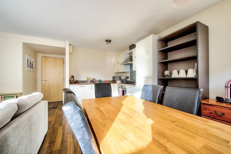 Apartamentos Bright 2br Flat With Good Links To City Centre