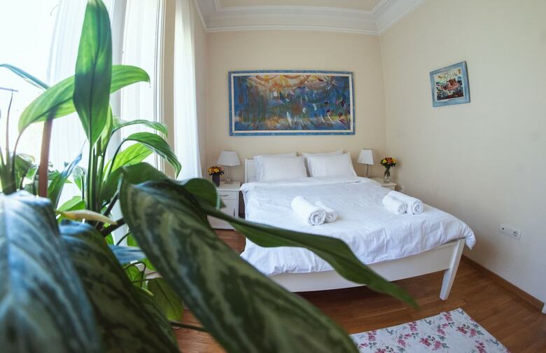 Crown Apartment