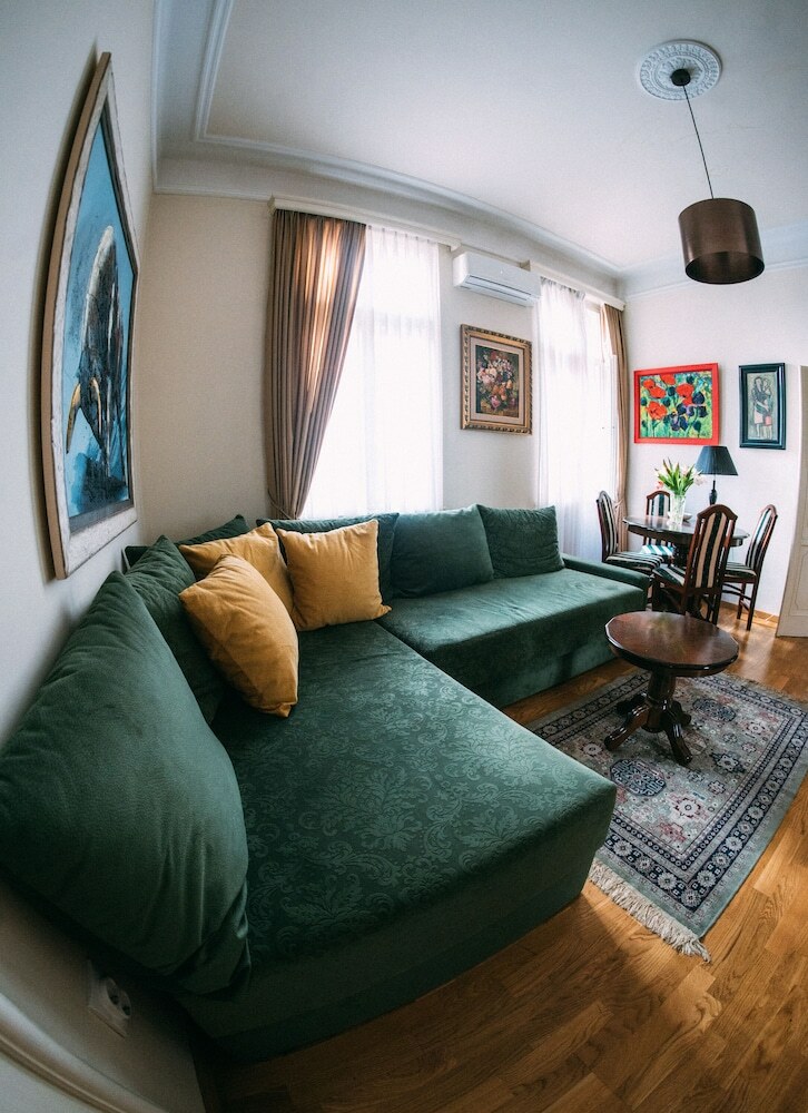Crown Apartment
