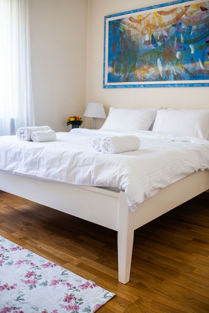 Crown Apartment
