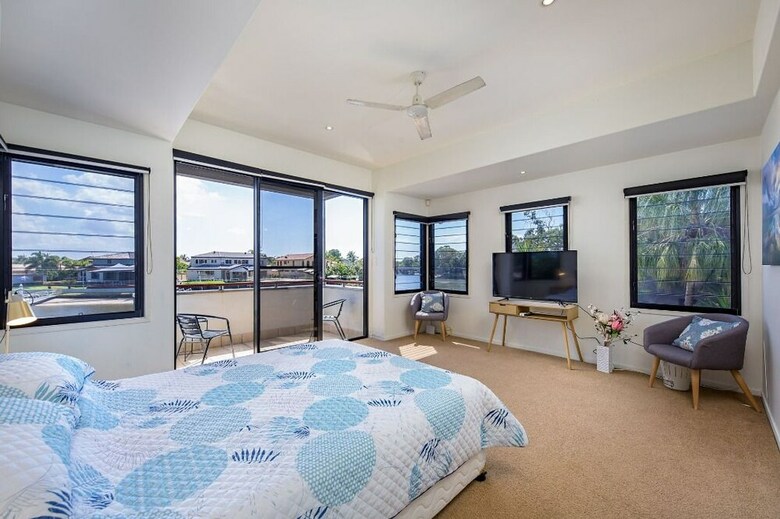 Gold Coast Stunning Waterfront Retreat By Hostrelax
