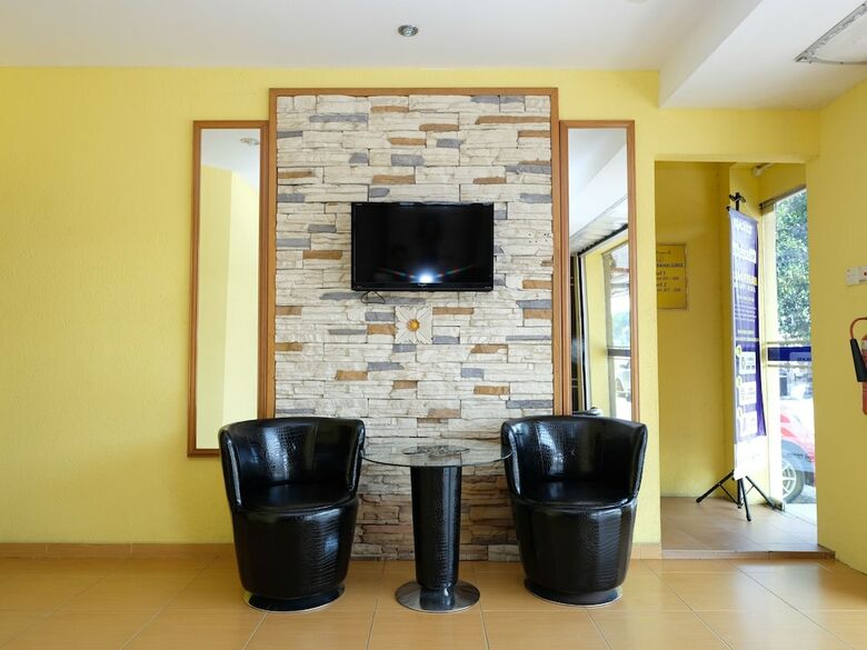 Hotel Oyo 89352 Golden Terminal Lodge