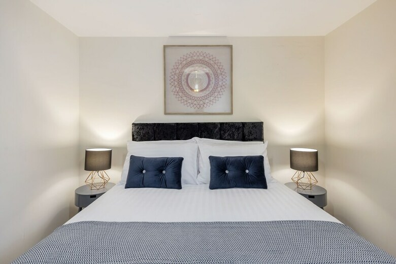 Deluxe Apartment - Central Bath