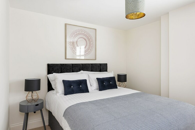 Deluxe Apartment - Central Bath