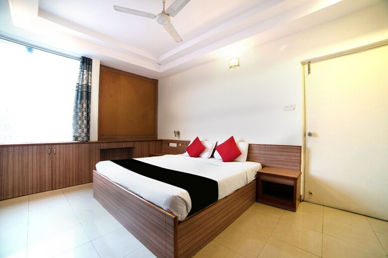 Capital O 45597 Hotel Riya Grand