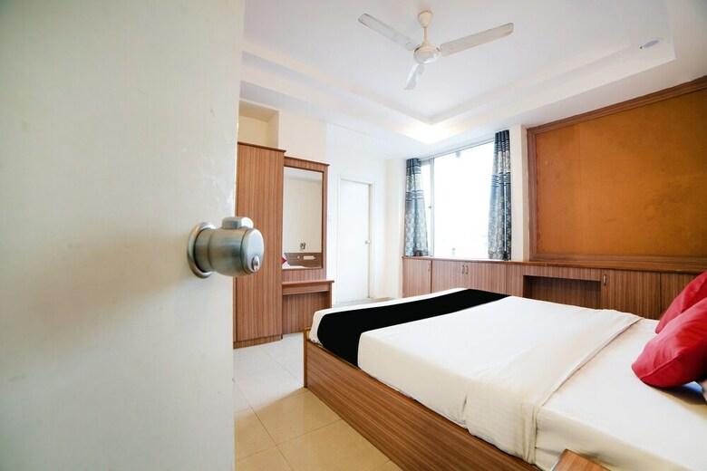Capital O 45597 Hotel Riya Grand