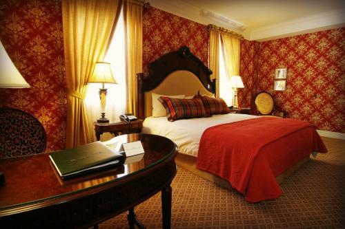 Hotel Charley Creek Inn