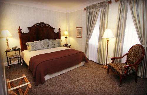 Hotel Charley Creek Inn
