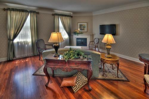 Hotel Charley Creek Inn