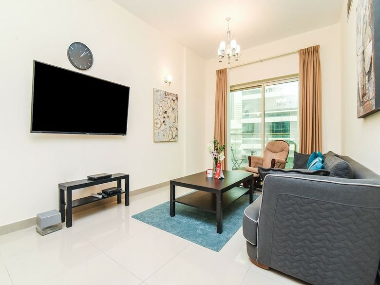 Apartamento Oyo 243 Home Marina Suites 1br