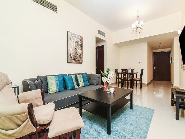 Apartamento Oyo 243 Home Marina Suites 1br