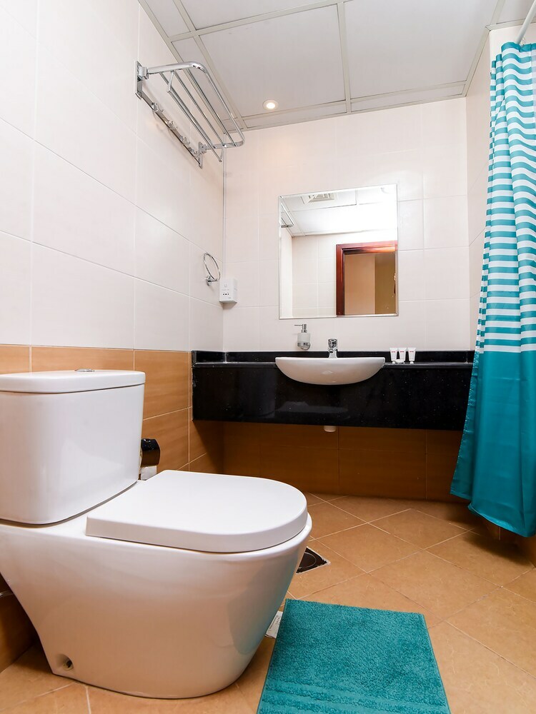 Apartamento Oyo 243 Home Marina Suites 1br