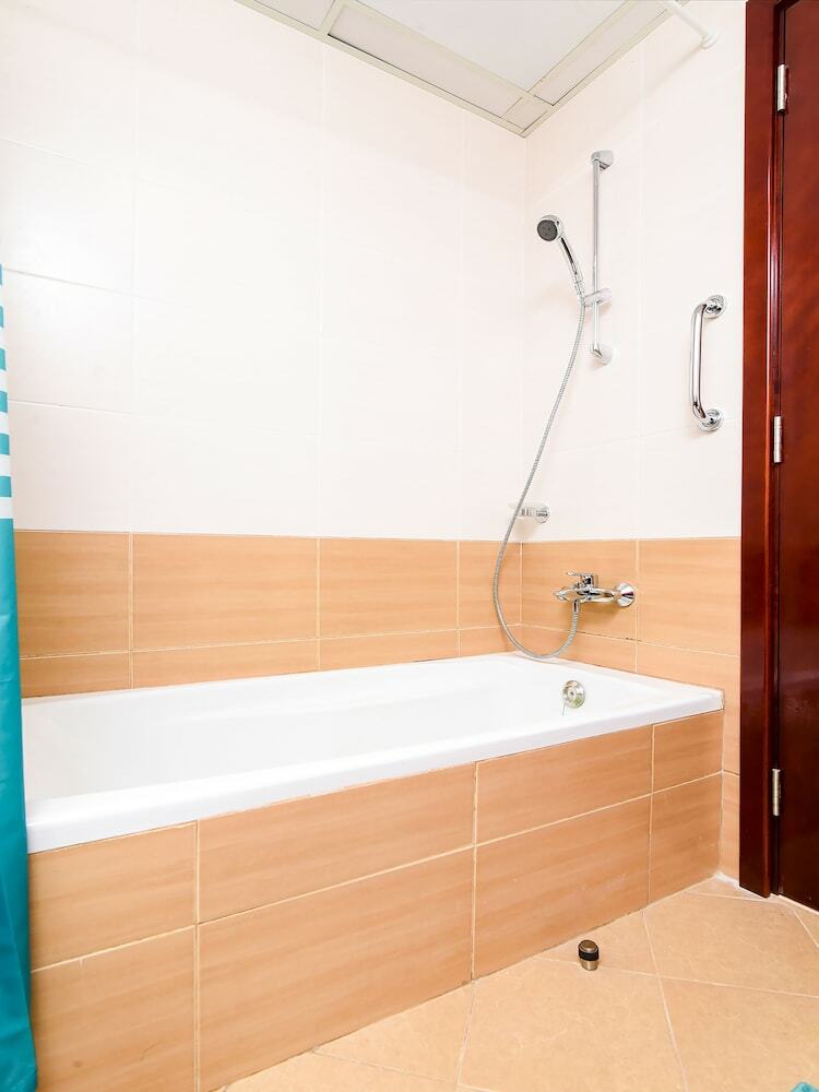 Apartamento Oyo 243 Home Marina Suites 1br