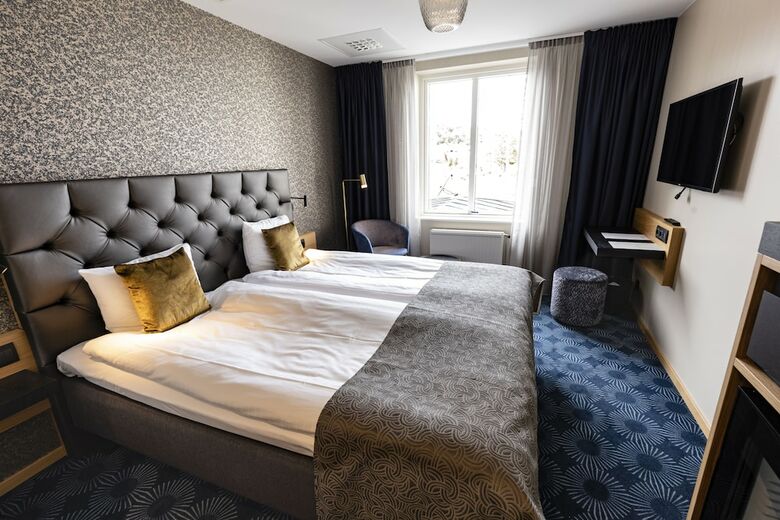 Dockyard Hotel