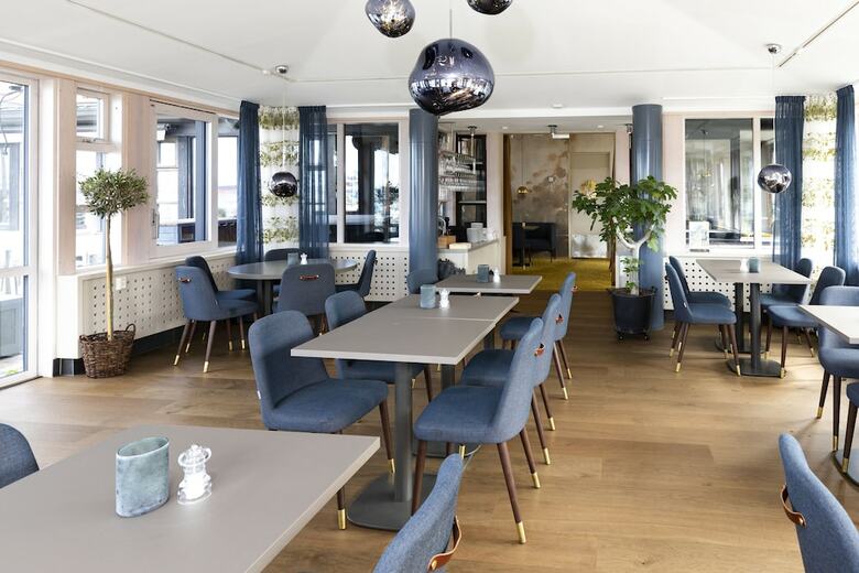 Dockyard Hotel