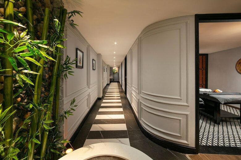 Shining Central Hotel & Spa