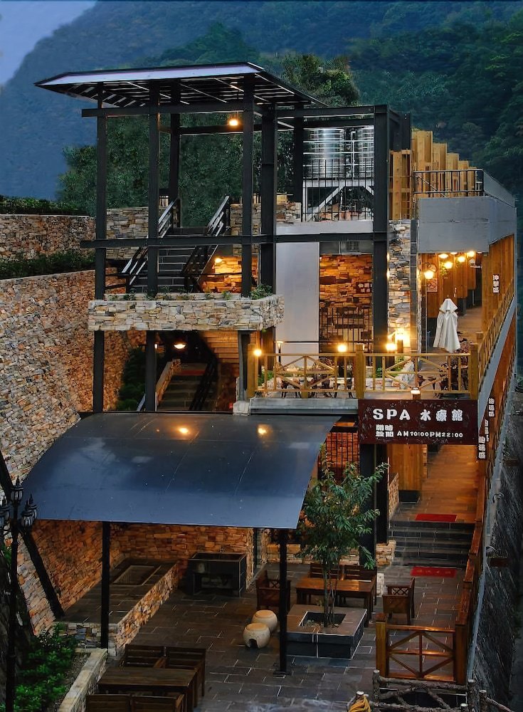 Ming Lu Holiday Hotel