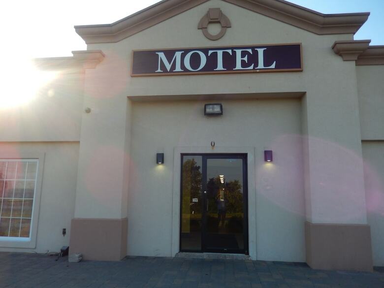 Riverview Motel