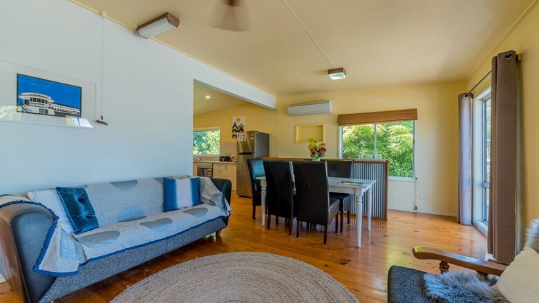 Inverloch Beach Hut - Close To Beach And Shops!