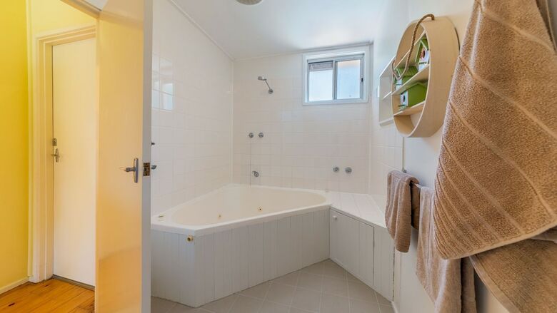 Inverloch Beach Hut - Close To Beach And Shops!