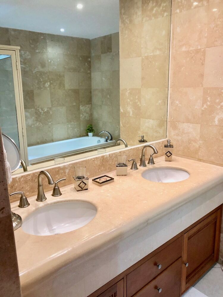 Luxury Condo Romantic Zone-beach