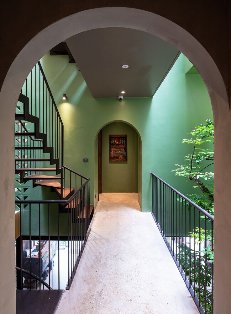 Hotel Deja Vu House