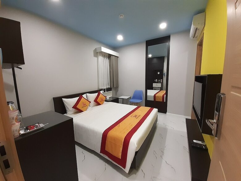 The Six Hotel