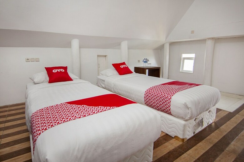 Bed & Breakfast Oyo 1812 Dg Inn Omah Waris