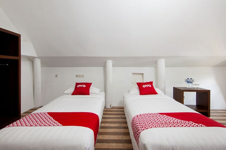 Bed & Breakfast Oyo 1812 Dg Inn Omah Waris
