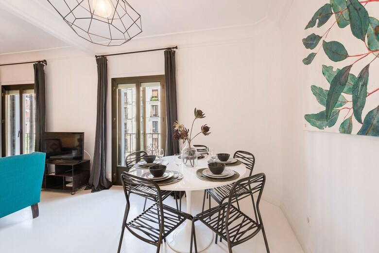 3 Bd Apartment Perfect Location In Plaza de Chueca