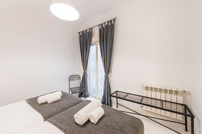 3 Bd Apartment Perfect Location In Plaza de Chueca