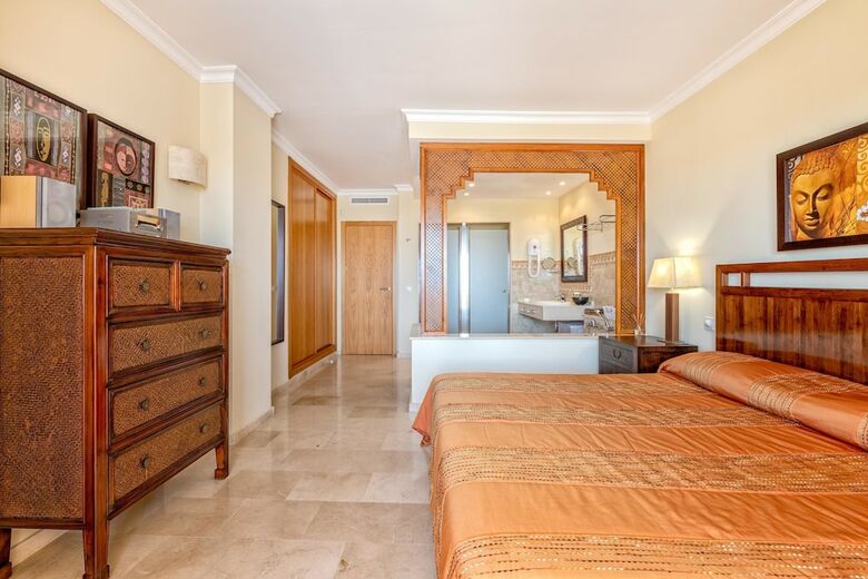 Malibu 8 - Stunning 2br Sea View Condo, Heated Pool