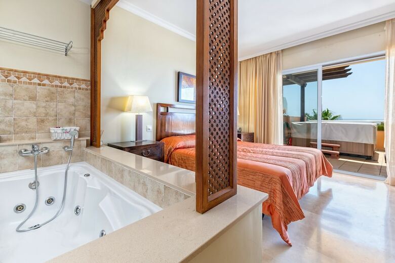 Malibu 8 - Stunning 2br Sea View Condo, Heated Pool