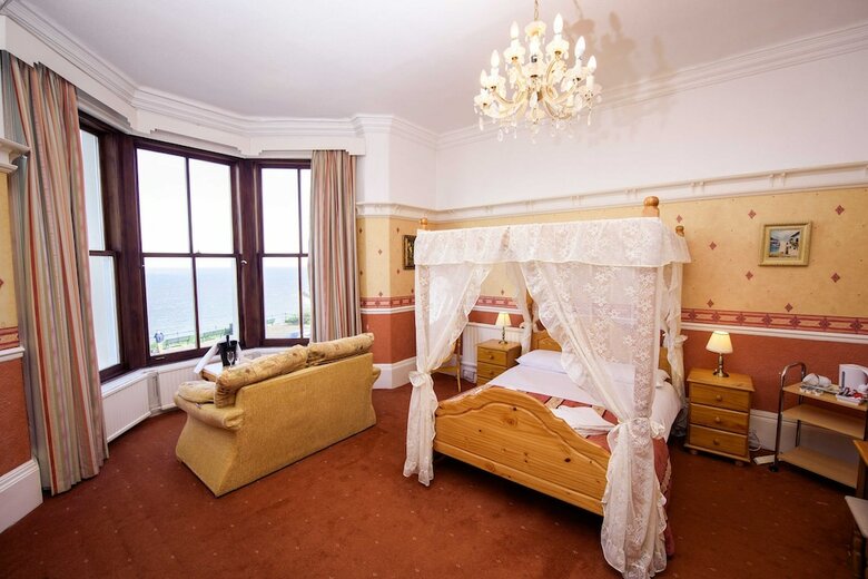 Delmont Hotel