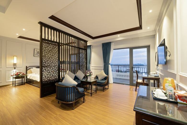 Eco Lux Riverside Hotel