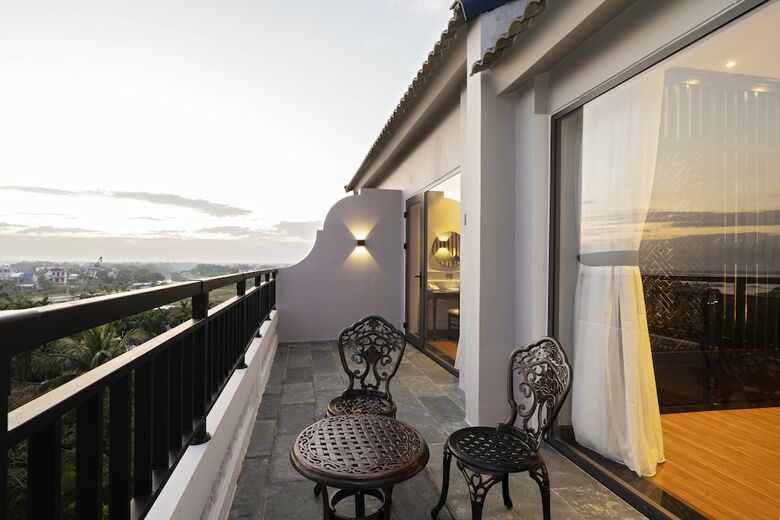 Eco Lux Riverside Hotel