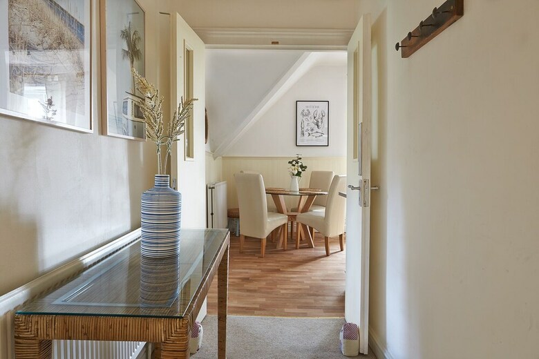 Boutique Balcony Apartment At Bodorgan Manor