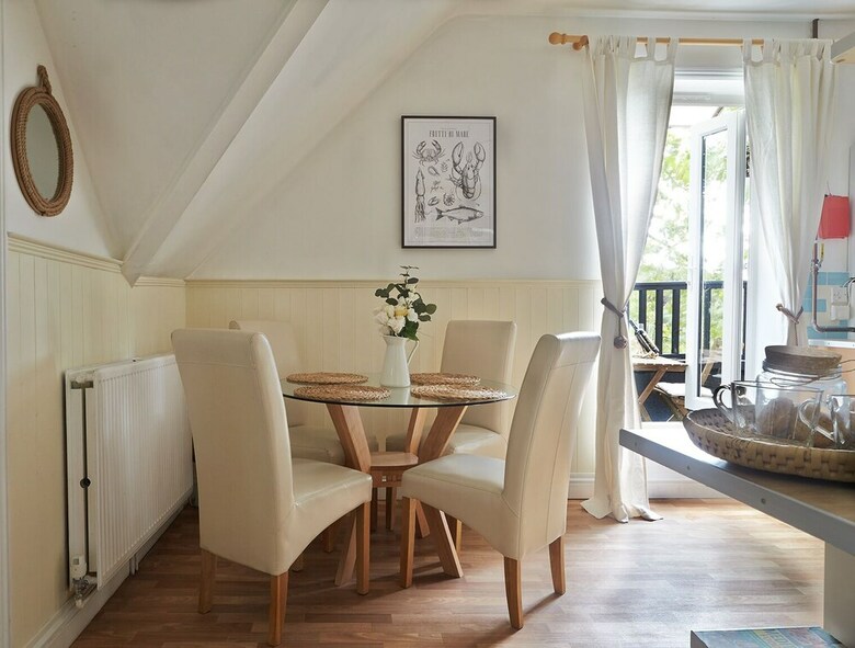 Boutique Balcony Apartment At Bodorgan Manor